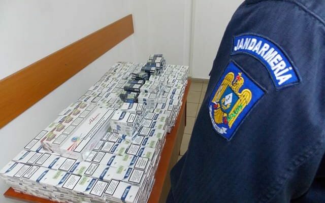 Petarde și țigări, confiscate de jandarmi