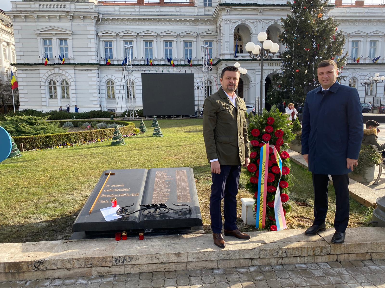 Coroane de flori pentru eroii Revoluţiei