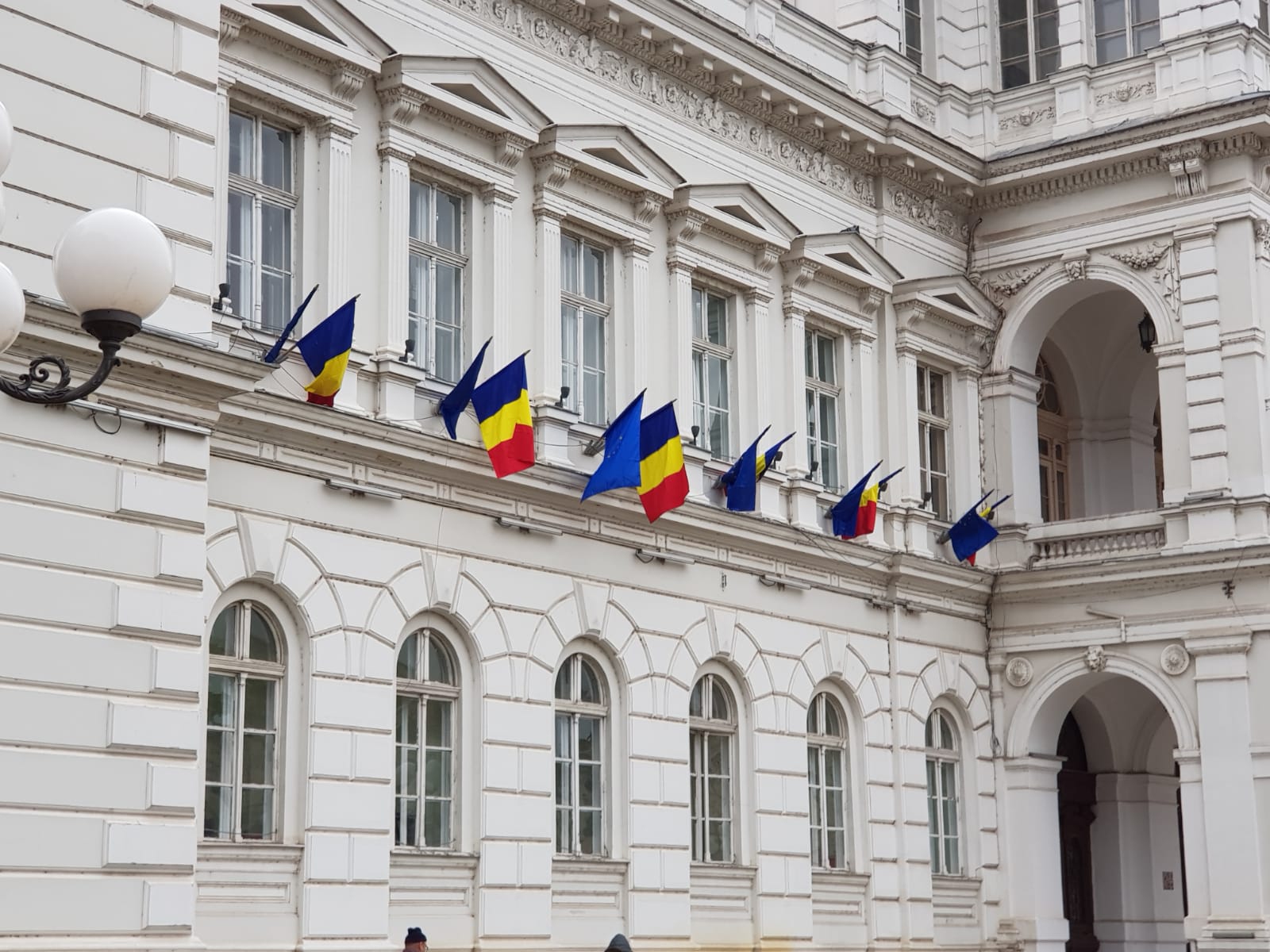 USR Arad cere Primăriei să respecte legea și drapelul